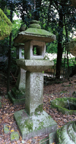 「春日大明神」と刻まれた燈籠